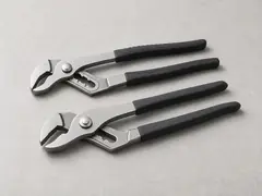 Adjustable pliers tool