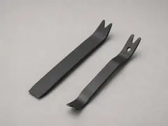 Screwdriver or trim puller tool