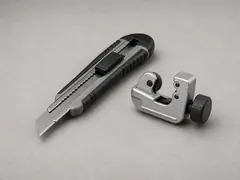 Utility knife or tubing cutter tool